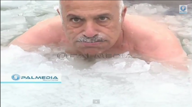 فلسطينى مسن يسبح فى الثلوج