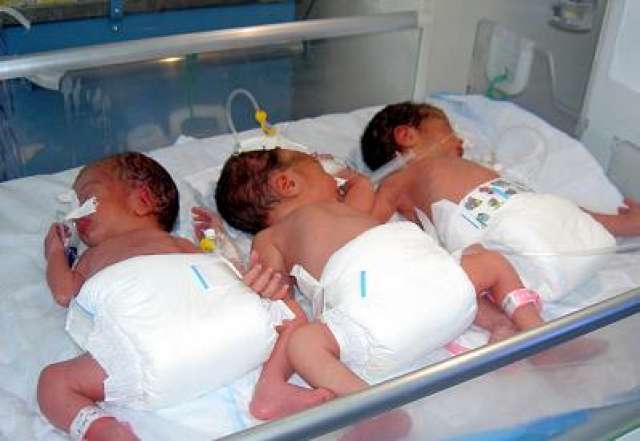 سيدة تضع توأم وتحصل على الثالث متوقي