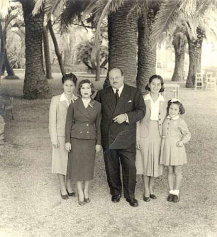 شاهد بالصور ..الملك فاروق بالمايوه بصحبه أسرته