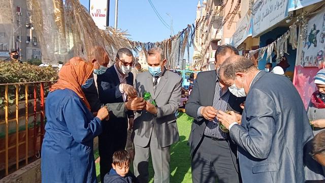 محافظ كفر الشيخ يوزع «فوانيس رمضان» على الأيتام.. صور