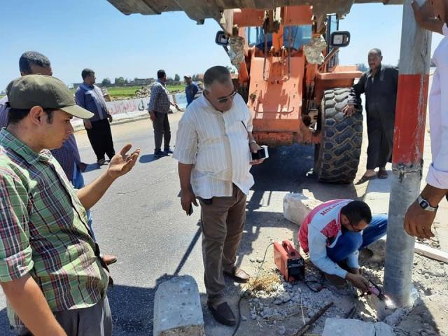 إعادة زرع أعمدة الكهرباء علي رافد الطريق الدولي بكفر الشيخ