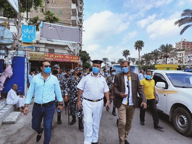 بالصور.. رفع 908 حالة إشغالات وإعلانات مخالفة والتحفظ علي 10 تكاتك في دسوق