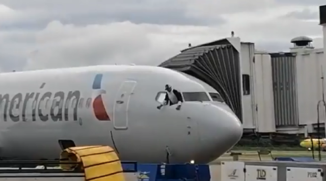 بالفيديو.. راكب يقتحم قمرة طائرة أمريكية ويحاول القفز من نافذتها