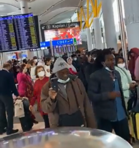 شاهد.. فوضى في مطار إسطنبول بعد إلغاء الرحلات ومطالبات بتأمين فنادق للمسافرين
