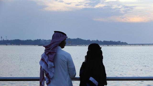 بالفيديو.. مواطن سعودي يروي قصة تعرضه لـ”صدمة” بسبب زوجته بعد استيقاظه من غيبوبة 6 أشهر