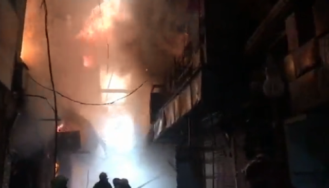 بالفيديو.. حريق ضخم في سوق تاريخية بطهران