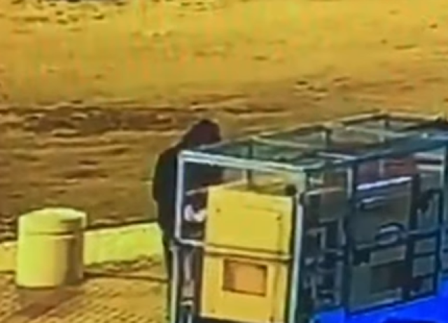 بالفيديو.. مجهول يحرق عربة تقديم مشروبات لشاب سعودي في تبوك والأمن يتحرك