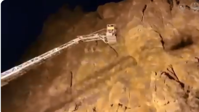 بالفيديو.. السعودية.. انقاذ طفل محتجز في مرتفع جبلي