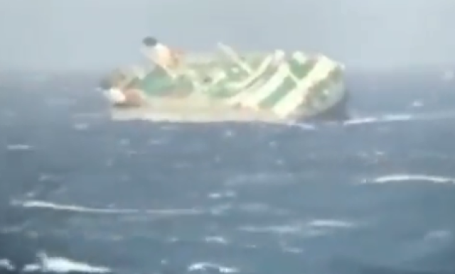 بالفيديو..إنقاذ 16 من طاقم سفينة شحن إماراتية غرقت قرب ميناء عسلوية الإيراني
