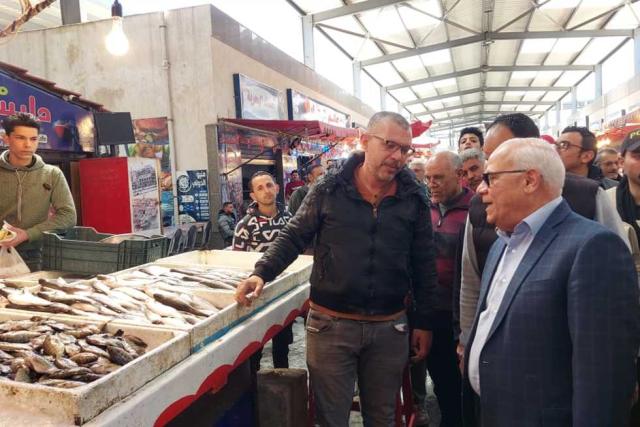 محافظ بورسعيد يناقش المواطنين حول مستوى الخدمات المقدمة بسوق الأسماك الجديد