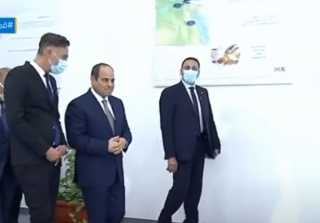 بالفيديو.. الرئيس السيسي يستمع لشرح مفصل خلال جولة بالمناطق الحرة