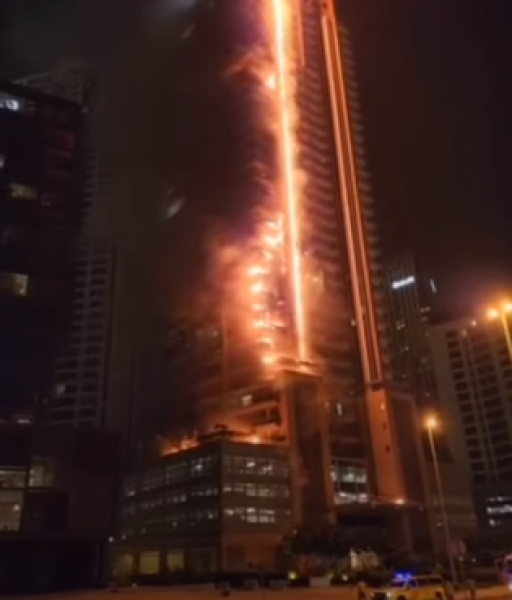 بالفيديو.. حريق في ناطحة سحاب قرب برج خليفة