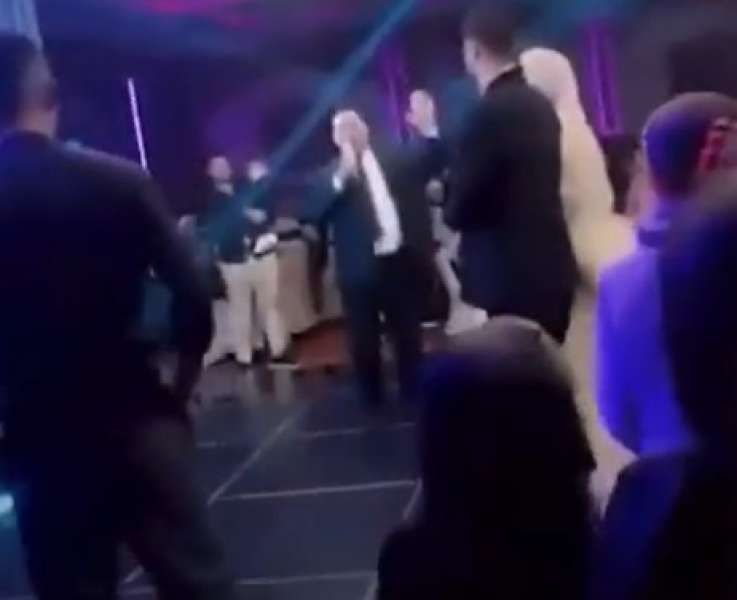 بالفيديو.. رجل يطلق زوجته في زفاف ابنتهما