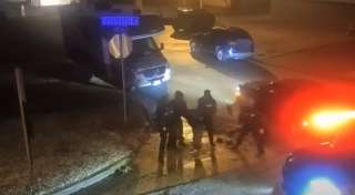 فيديو يوثق اعتداء الشرطة على رجل أسود قبل وفاته فى امريكا