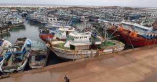توقف حركة الصيد فى ميناء البرلس بكفر الشيخ بسبب ارتفاع الأمواج