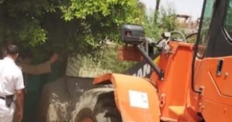 إزالة 14 حالة تعد على أراضى أملاك رى بمركز ملوى بالمنيا