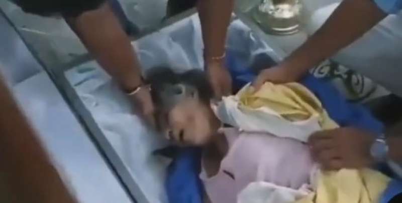 بالفيديو.. مسنة تصدم الحاضرين في جنازتها بعد أن أفاقت من الموت