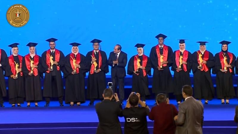الرئيس السيسي يتوسط صورة تذكارية لأوائل الخريجين بفعاليات تفوق جامعات مصر