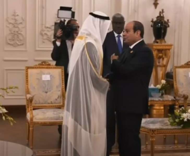 بالفيديو.. الرئيس السيسي يستقبل محمد بن زايد آل نهيان خلال قمة القاهرة للسلام