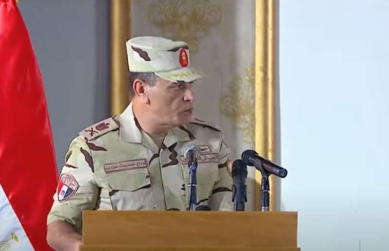 شاهد.. قائد الجيش الثاني الميداني يوجه رسالة من سيناء: مرابطون لحماية أمن مصر القومي