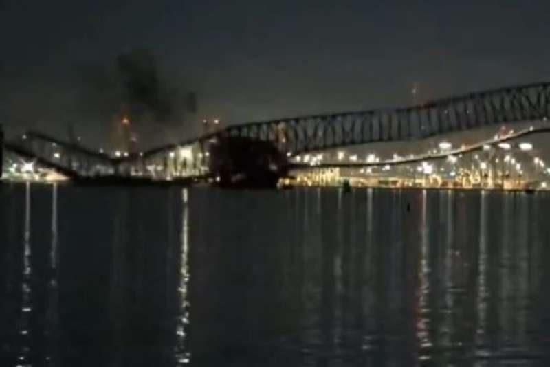 انهيار جسر في مدينة بالتيمور الأميركية بعد اصطدام سفينة به