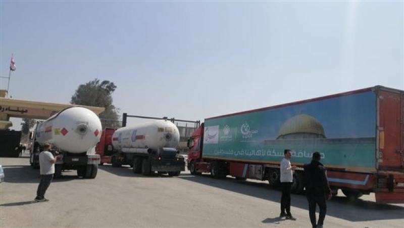 القاهرة الإخبارية : شاحنات المساعدات تنتظر بطول 50 كيلو من معبر رفح