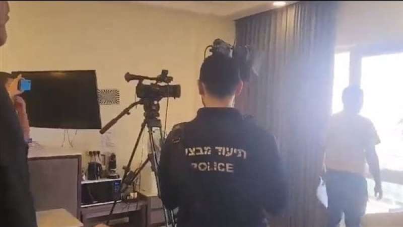 الشرطة الإسرائيلية تداهم مكتب الجزيرة بالقدس.. إغلاق وتفكيك معدات تصوير