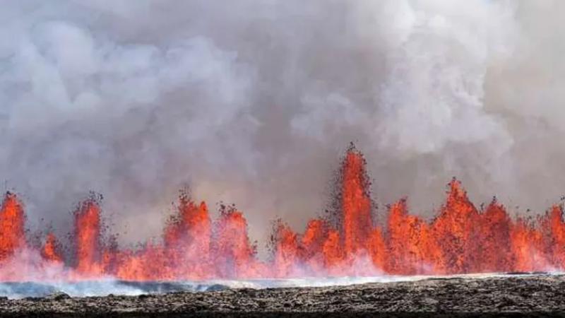 انفجارات بركانية وحمم متطايرة.. أيسلندا تشهد 400 هزة أرضية