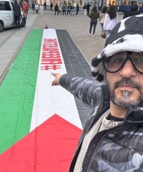 أحمد حلمي يدعم القضية الفلسطينية فى شوارع هولندا