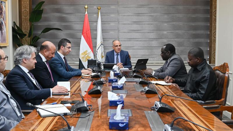 وزير الرى يلتقى سفير تنزانيا بالقاهرة ويبحث تعزيز التعاون بين مصر وتنزانيا فى مجال المياه