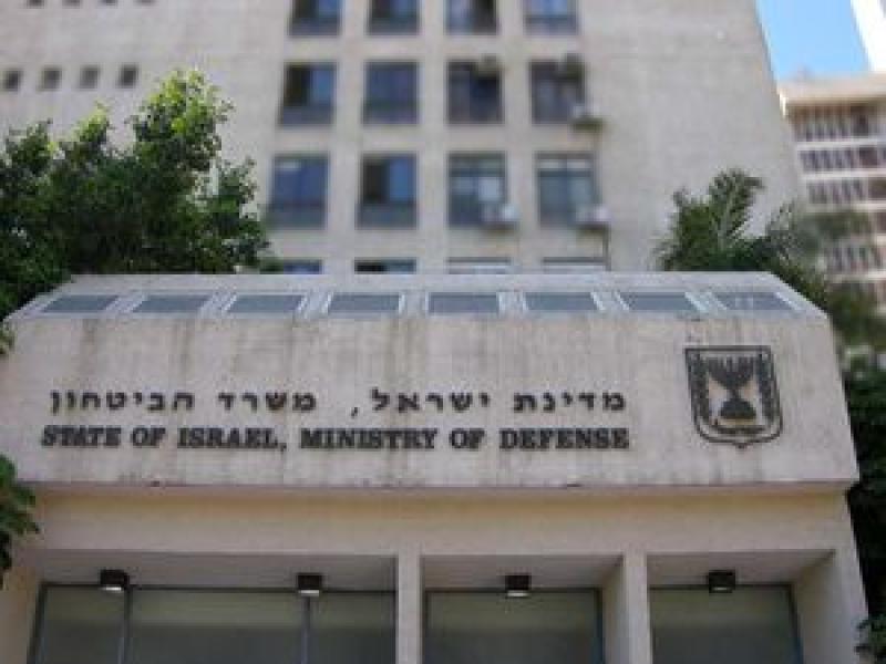جندي إسرائيلي يلقي قنبلة على مقر وزارة الدفاع بتل أبيب