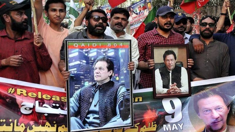 القضاء الباكستاني يبرئ عمران خان من تهمة تسريب أسرار دولة