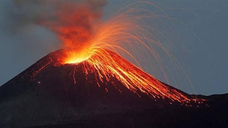 ثوران بركان جبل ”إيبو” مجددا في إندونيسيا مطلقا أعمدة رماد كثيفة لمسافة 5 كم