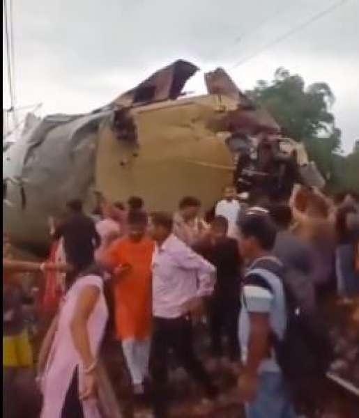 تصادم بين قطار بضائع وقطار ركاب بولاية البنغال الغربية بالهند