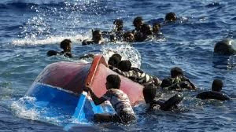 غرق قارب مهاجرين قبالة السواحل الإيطالية.. إنقاذ 12 والبحث جارٍ عن ناجين
