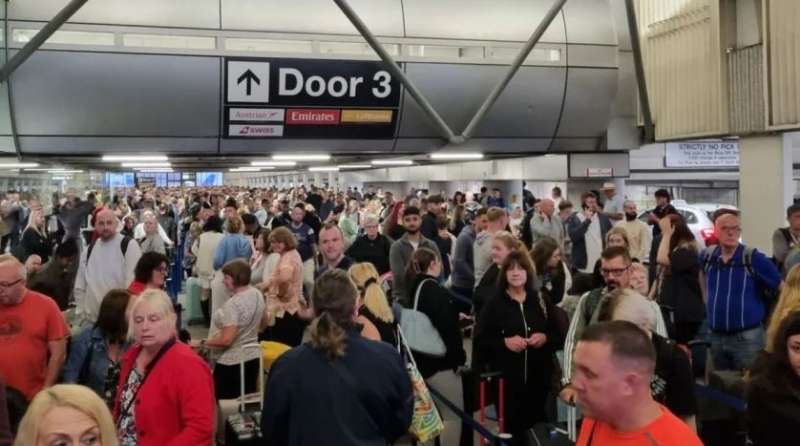 بريطانيا.. تعطل رحلات في مطار مانشستر بسبب انقطاع الكهرباء
