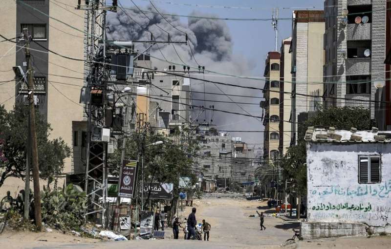 استشهاد العشرات في قصف إسرائيلي على مخيم النصيرات ومدينة غزة