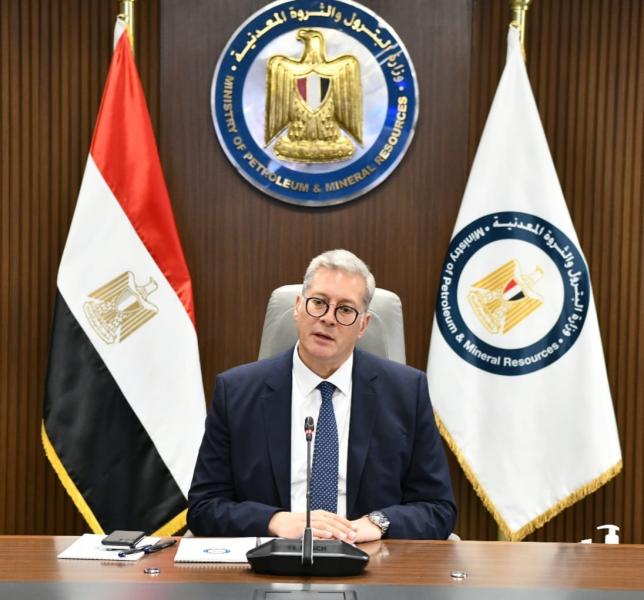 وزير البترول يعقد اجتماعاً مع رئيس الشركة المصرية القابضة للغازات الطبيعية ” إيجاس ”