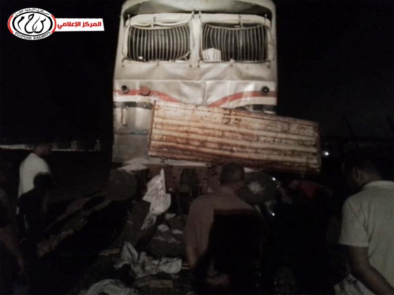 اصطدام قطار  775 مكيف مرسي مطروح - القاهرة  بسيارة نقل  أثناء عبورها من معبر غير شرعى