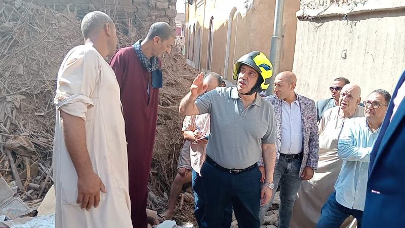 محافظ أسيوط يتفقد حادث انهيار منزل بمنفلوط وإنقاذ السكان