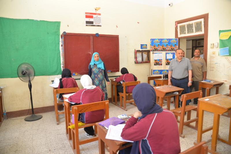 محافظ أسيوط يتفقد لجان إمتحانات الثانوية العامة بمدرسة خديجة يوسف الثانوية بنات بحي شرق