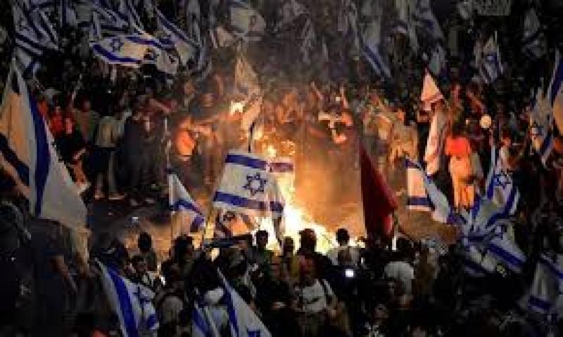 احتجاجات في تل أبيب تطالب بإقالة حكومة نتنياهو وإبرام صفقة تبادل للمحتجزين