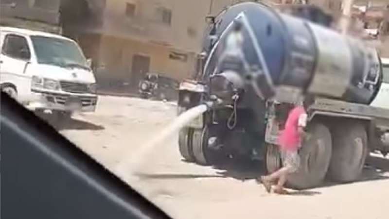 ضبط المتهم بفيديو تفريغ مياه صرف صحى بإحدى مناطق القاهرة، تفاصيل
