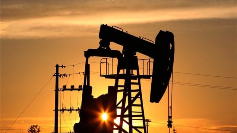 النفط يصعد 1% مع تراجع مخزونات الخام الأمريكية والدولار