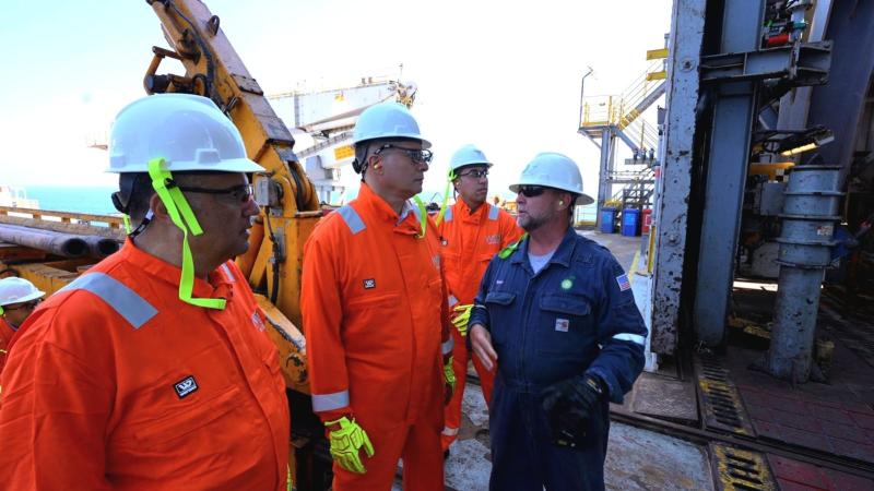 وزير البترول يتفقد اعمال تنمية و إنتاج الغاز الطبيعى من حقول غرب دلتا النيل البحرية بالبحر المتوسط
