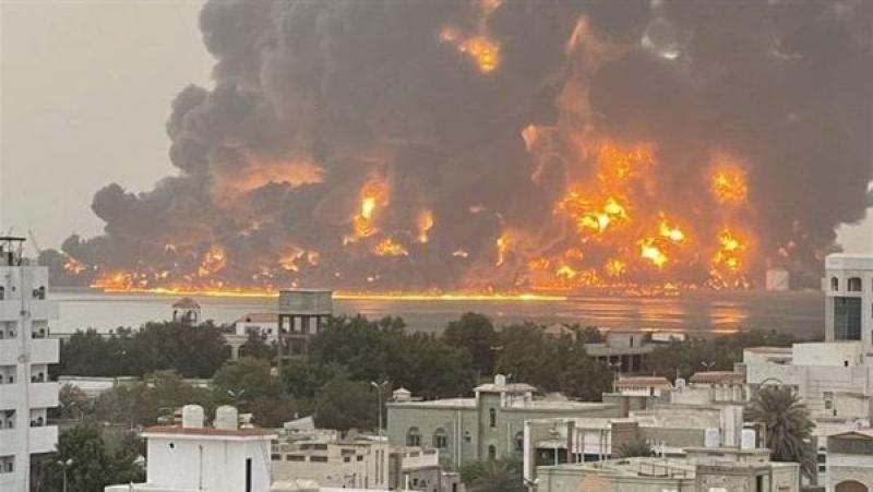 القاهرة الإخبارية: الدفاع المدنى اليمنى غير قادر على إخماد النيران بميناء الحديدة
