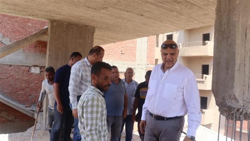 محافظ القليوبية يشرف على إزالة طوابق مخالفة من برج سكني بمدينة بنها