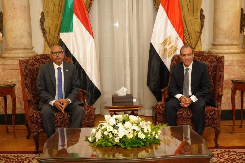 وزير الخارجية والهجرة يستقبل وزير خارجية السودان ويعقد معه جلسة مباحثات ثنائية