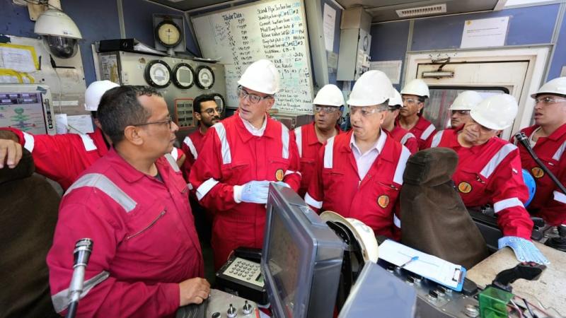 وزير البترول يقوم  بجولة بحرية لمنصة تسهيلات إنتاج حقل شمال صفا البحرى