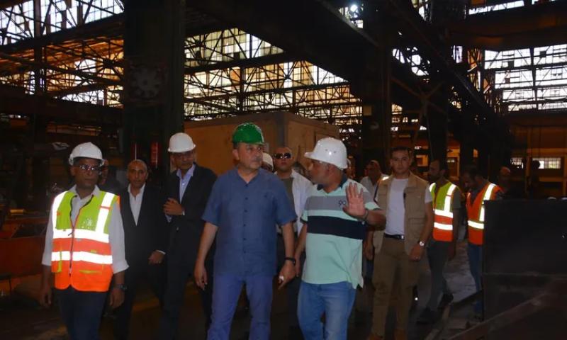 وزير قطاع الأعمال يتفقد  مصانع النحاس المصرية» بالإسكندرية